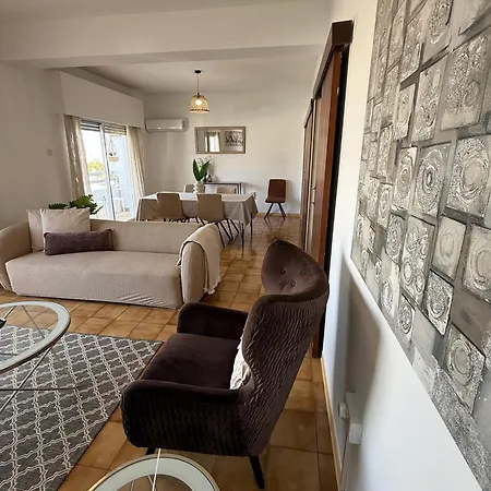 Vibes - 3br Spacious Apartament Larnaca